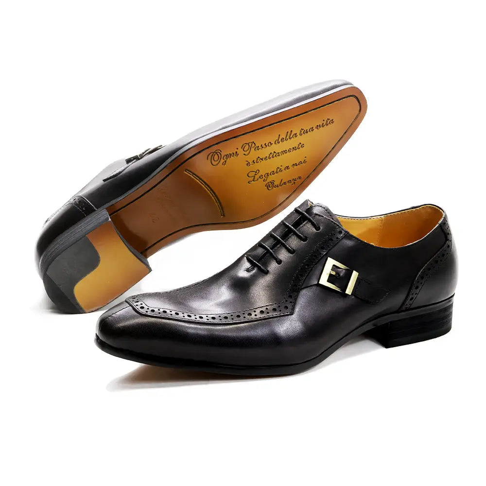 Chaussure de ville à bout brogue type derby Oxford pour homme en cuir véritable noir, avec boucle ton or et motif brogue détaillé sur le dessus.