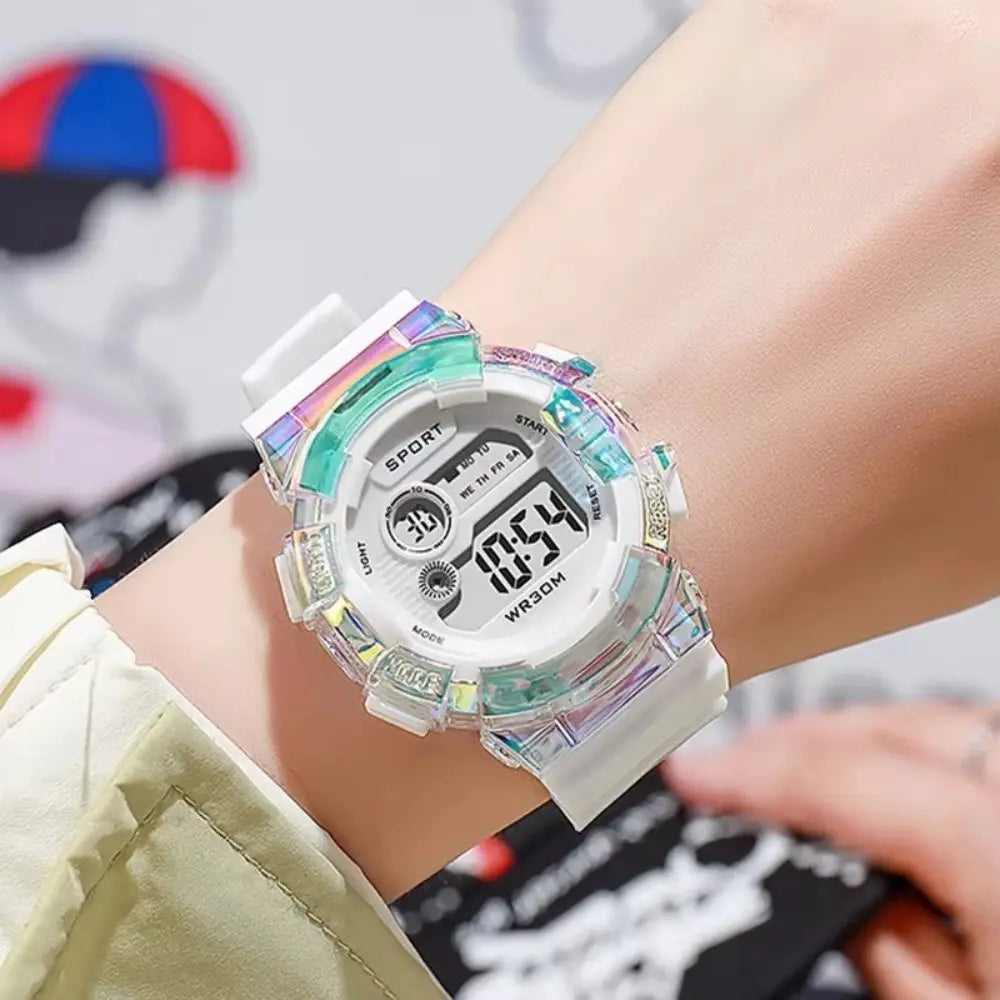 reloj digital deportivo iridiscente para niños con material de correa de silicona blanca y material de caja de resina transparente, con acentos de colores tipo arcoíris.