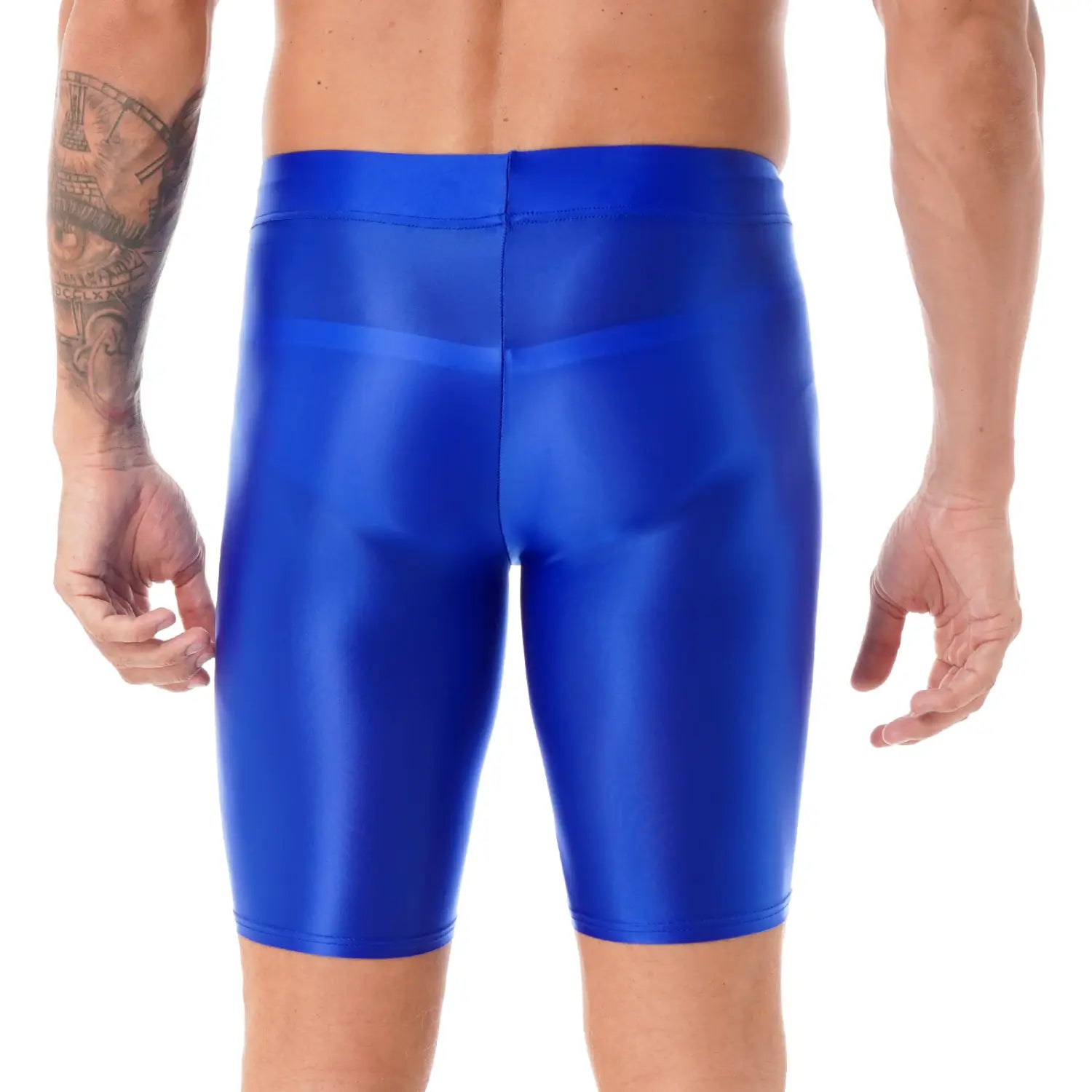 Shorts de baño de natación brillantes en azul brillante, ajustados y elásticos, combinados con una camiseta de compresión para hombre de manga larga y acabado brillante para uso atlético