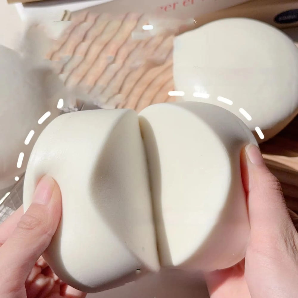 Jouet antistress souple en silicone blanc cassé à texture lisse, représentant un gâteau au yaourt, avec une finition douce et légèrement brillante, et une forme arrondie.