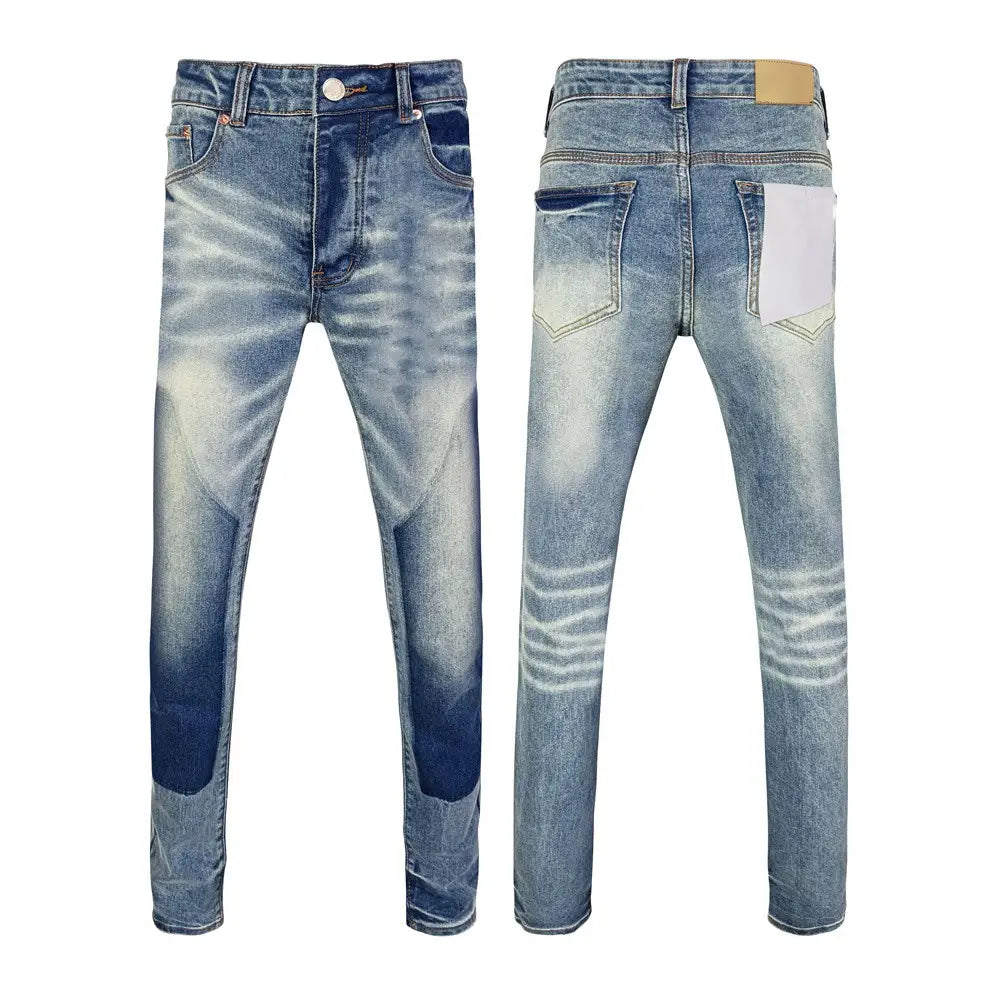 Jeans skinny déchirés pour hommes en denim à lavage clair, coupe ajustée, décoloration avec aspect vieilli, et léger effet de moustaches, pour un look rétro porté.