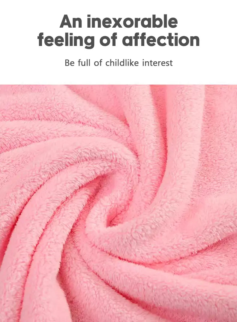 Weicher pinkfarbener Plüschstoff mit einer gemütlichen, strukturierten Oberfläche auf einem Kapuzen-Baby-Badetuch für bequemes Abtrocknen und Wärme.