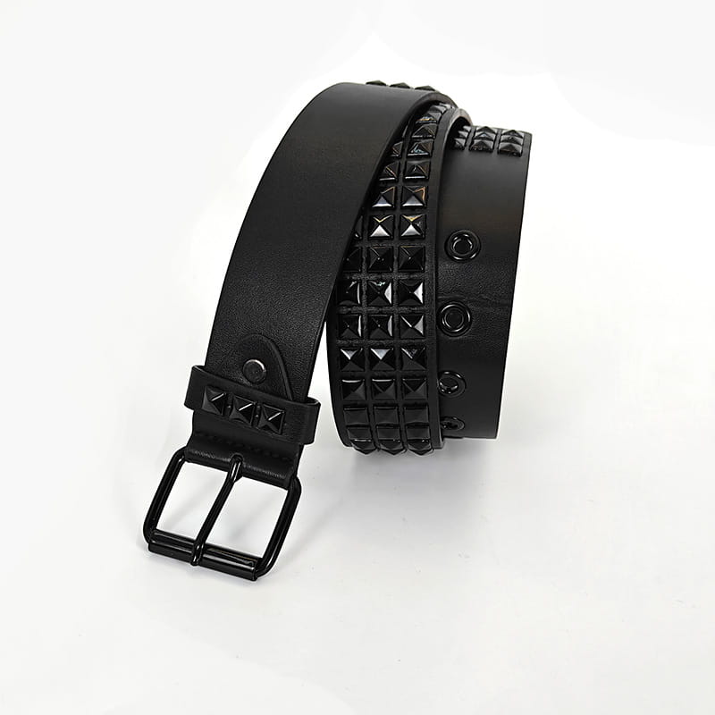 Cinturón de accesorios y2k de cuero negro con filas de pedrería brillante en forma de pirámide y una hebilla metálica a juego.