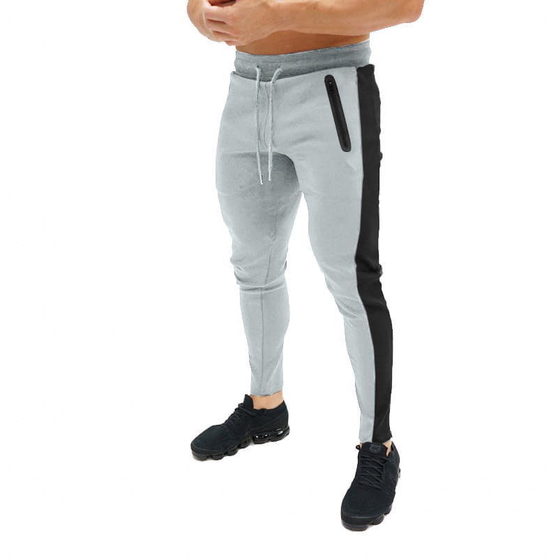 Joggers casuales holgados color gris claro para hombre, con una franja lateral negra y cintura ajustable con cordón, adecuados como pantalones cargo.