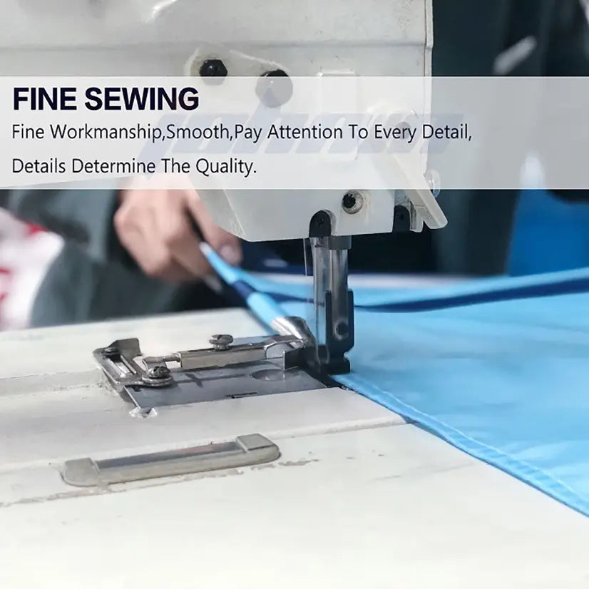 weiße industrielle Nähmaschine, nähende Stickerei auf blauem Polyesterstoff für eine individuelle Polyester-Tapetenwandbehang-Kunst mit Schriftzug-Charakter-Design.