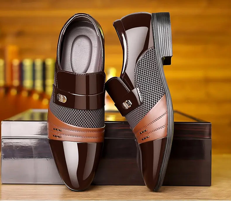 Zapatos de vestir de punta afilada de lujo para hombre en cuero marrón y camel con acabado brillante, con paneles de malla y hebillas metálicas.