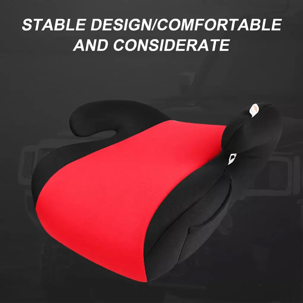 Rotes und schwarzes Kinder-Autobuster-Sitzkissen mit konturiertem Design für Stabilität und Komfort, geeignet für Kinder im Alter von 3 bis 12 Jahren.