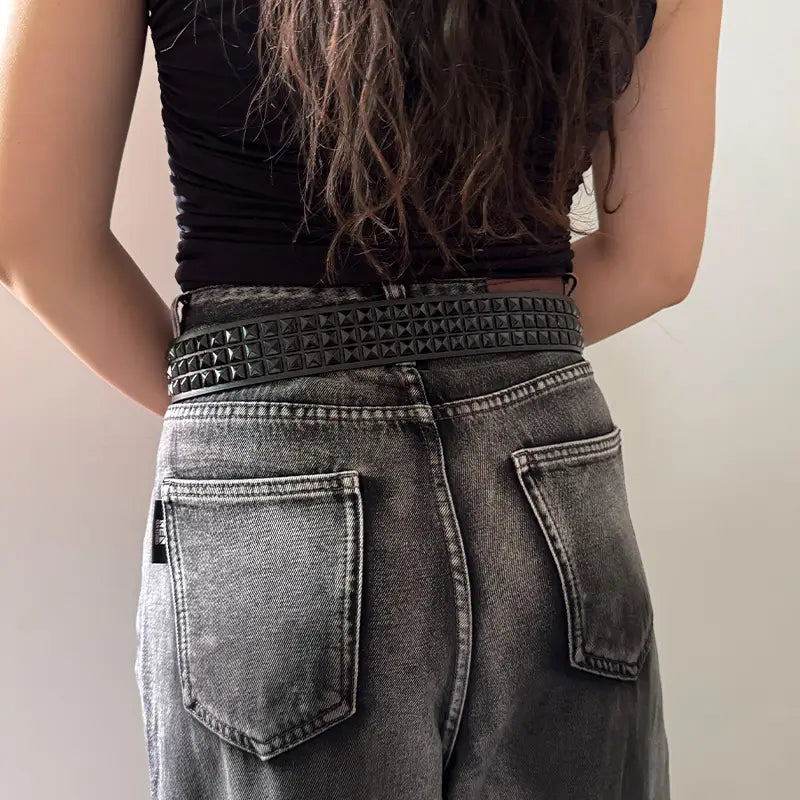 Cinturón de estilo y2k con cuero negro adornado con pedrería de moda, con acabado mate texturizado negro y diseño de accesorios góticos y2k.