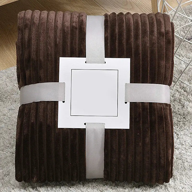 Eine weich gepolsterte Fleecedecke in Schokoladenbraun, 100x150 cm, mit weicher gerippter Corduroy-Textur und ordentlich gebundenen weißen Bandstreifen, geeignet für Bett oder Sofa.