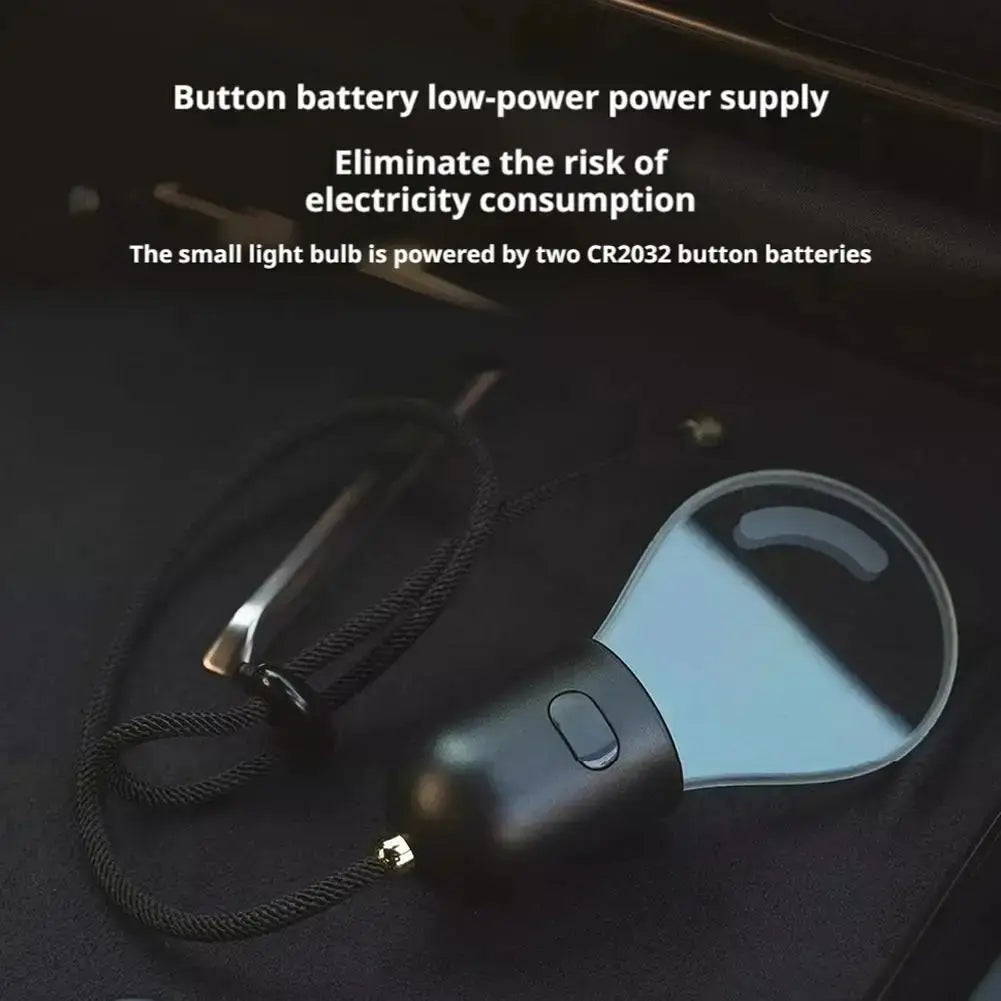 Ampoule LED décorative élégante noire, suspendue pour voiture, éclairage d’ambiance, avec une poignée en forme d’ampoule et une lentille transparente, conçue pour une vue rapprochée et alimentée par des piles bouton CR2032.