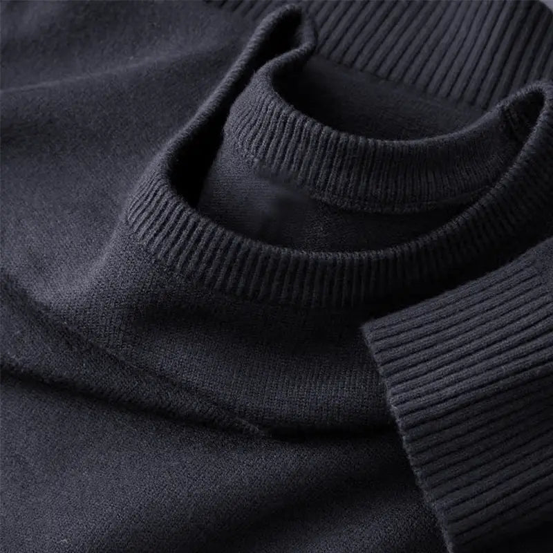 Klassischer Herren-Strickpullover mit Rundhalsausschnitt aus schwarzem Rippstrick mit weich strukturierter Rollkragen-Optik.