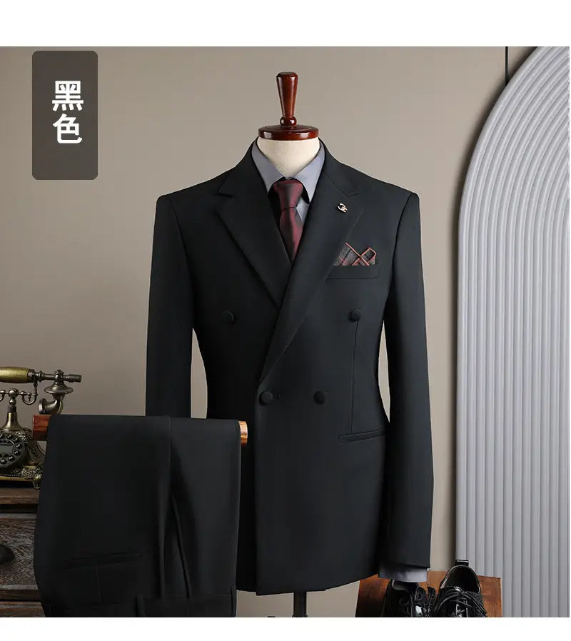Veste de costume d’affaires pour homme noire slim fit à double boutonnage, avec texture subtile et pantalon assorti présenté sur un mannequin, pour les soirées décontractées et les occasions d’affaires en mode masculine.