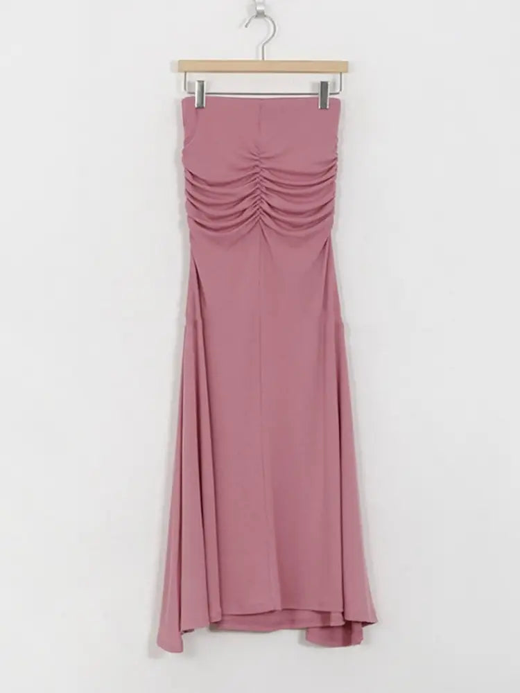 Ein zartes mauvefarbenes ärmelloses Maxikleid mit gerafftem Oberteil und fließendem Rock, passend zum Design des rosa gerafften Meerjungfrauen-Midirocks mit hoher Taille.