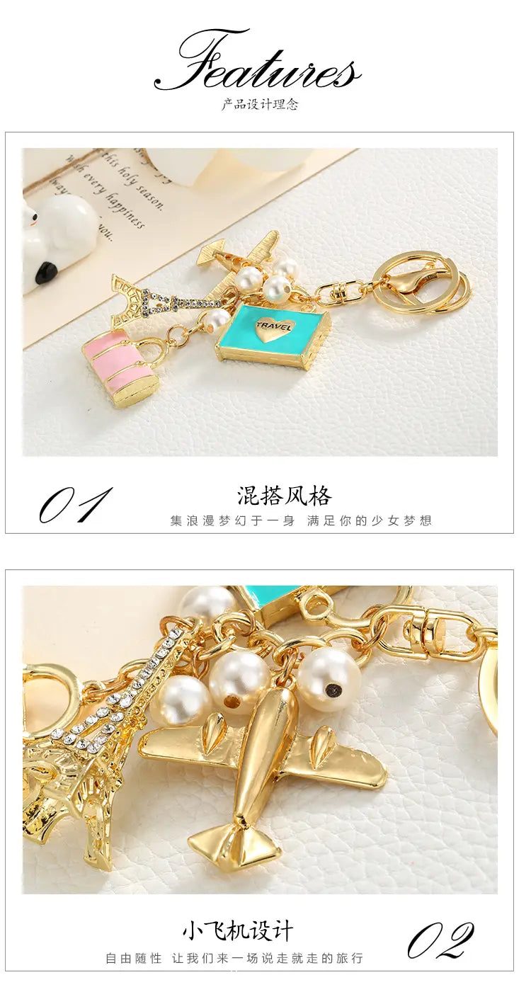 Llavero de viaje en color dorado con un avión en miniatura, la Torre Eiffel y detalles de perlas, diseñado como un accesorio de bolso.