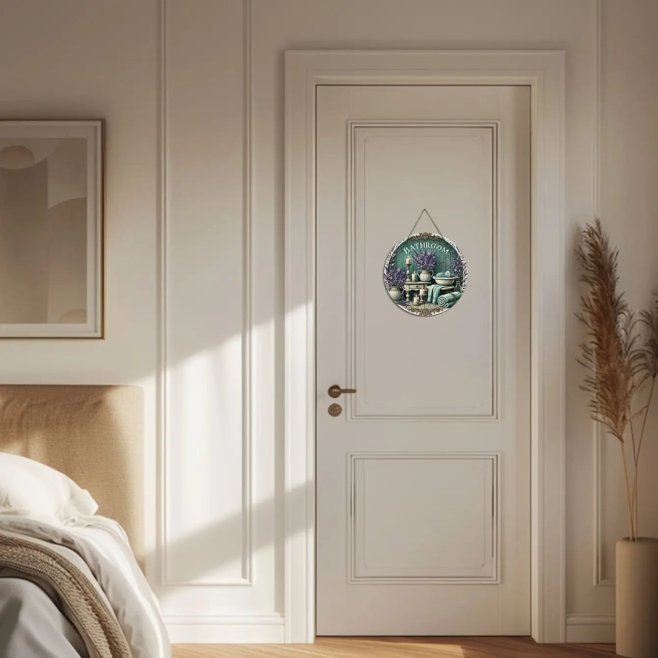 Panneau mural de salle de bains circulaire en bois vert et blanc, avec une décoration de lavande, suspendu à une porte.