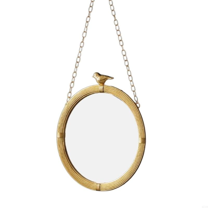 Miroir décoratif à la finition dorée, à monture en résine de rotin tressé, avec une petite figurine d’oiseau posée en haut, conçu pour un usage mural intérieur et suspendu par une chaîne en argent.