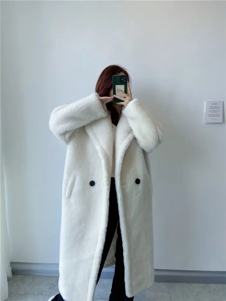 Abrigo exterior tipo osito de peluche largo para mujer de lana, con material de piel sintética blanca esponjosa y botones negros, diseñado para la comodidad óptima del contorno de pecho y del contorno de cadera, respaldado por un servicio de atención al cliente dedicado.