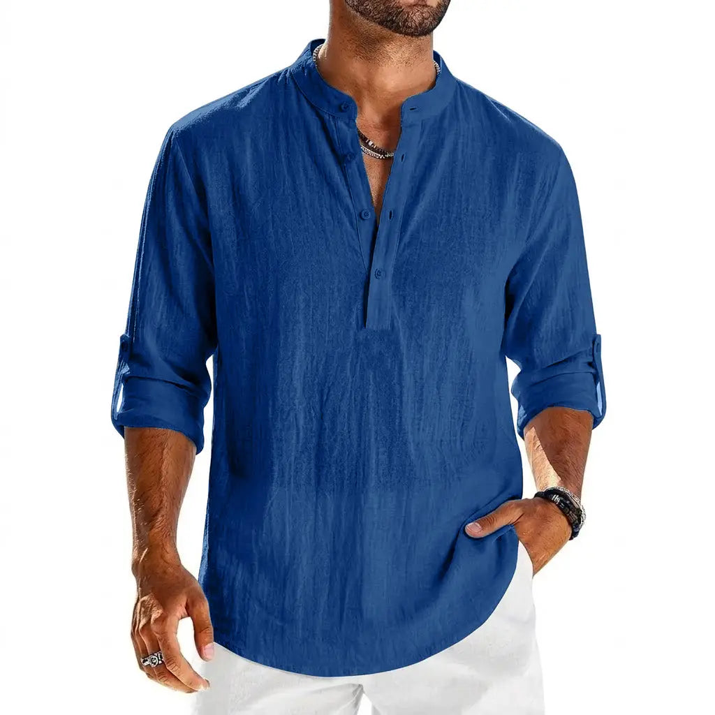 Chemise Henley à manches longues en coton et lin pour homme en bleu royal, avec col mandarin et manches retroussées, réalisée dans un tissu en lin respirant.