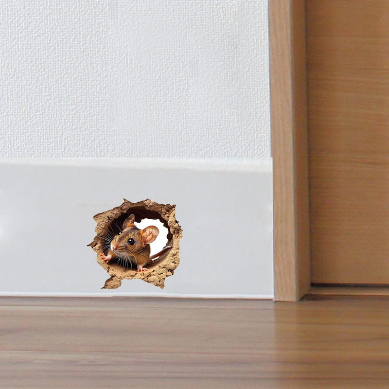Une souris brune réaliste apparaît à travers un trou déchiré dans le mur, conçu comme un autocollant mural en PVC amovible, convenant comme autocollants de format.
