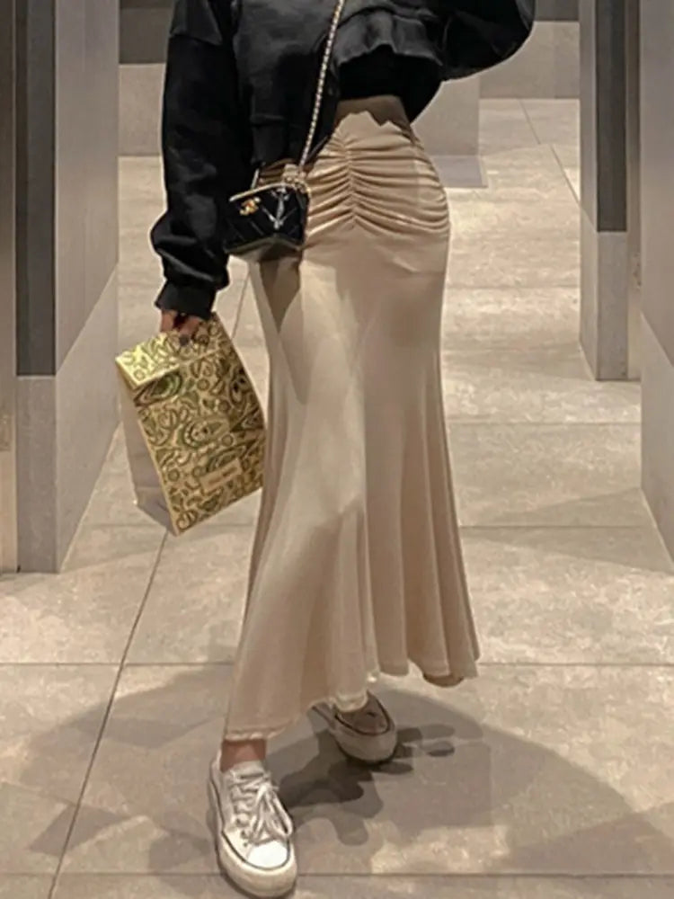 Beiger Satin-Mermaid-Rock mit gerafftem Bund, gestaltet als Midirock mit hoher Taille im pinkfarbenen Stil.