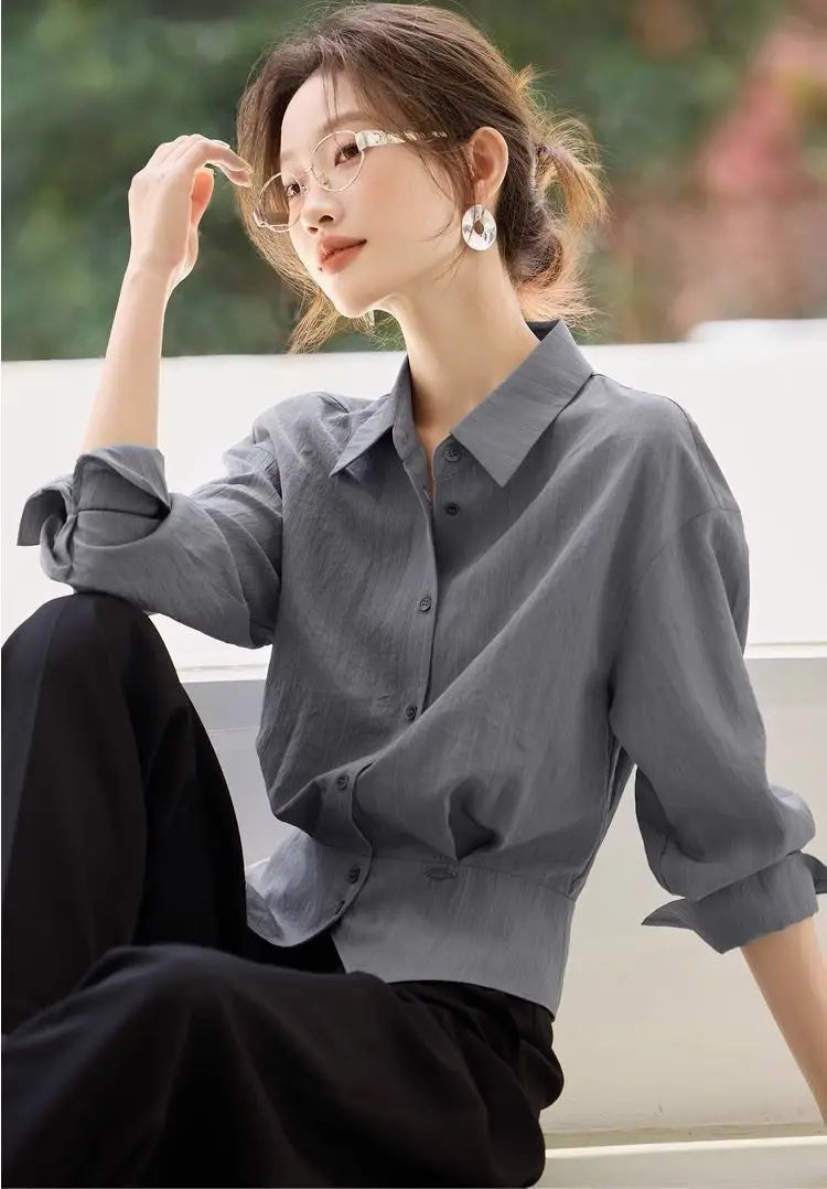 Chemise manches longues grise à design coupe ajustée, manches retroussées et col classique, adaptée à une tenue de bureau