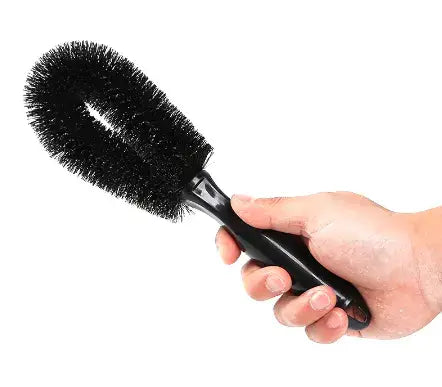 Brosse de nettoyage pour roues de voiture en microfibre en plastique noir, montrée côté arrière, avec des soies denses et rigides.