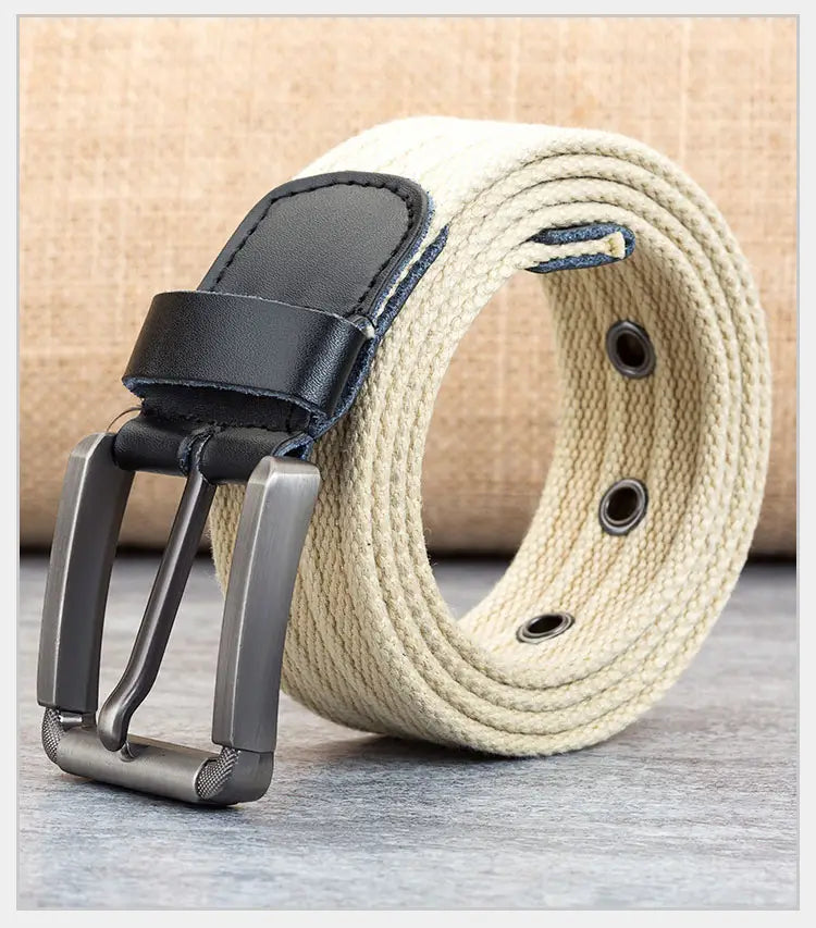 Boucle à épingle pour ceinture en toile tissée pour homme présentant une toile tissée beige avec un accent en cuir noir et une boucle mate à tons argentés.