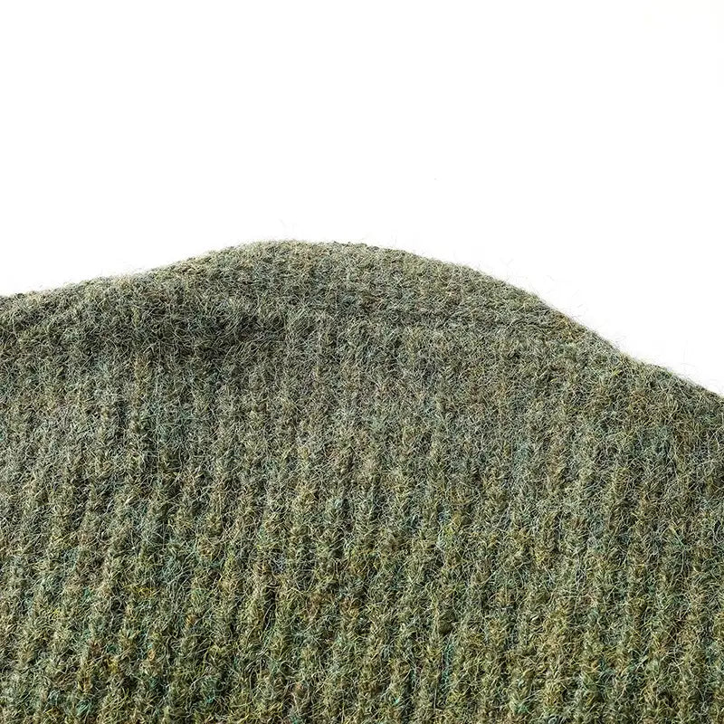 Olivgrüner Strickstoff mit einem strukturierten, gerippten Muster für einen Herren-V-Ausschnitt-Strickcardigan.