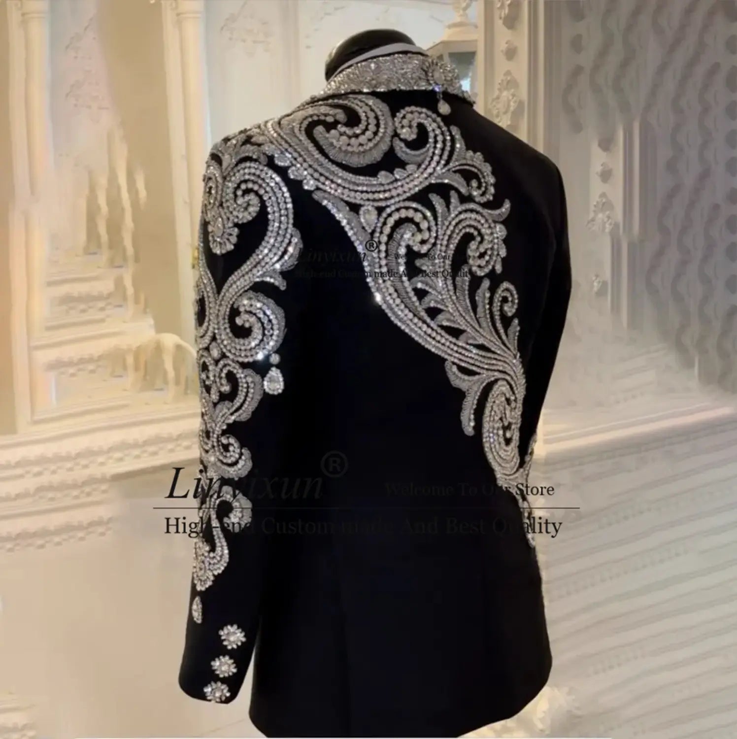 Veste blazer de costume de tuxedo de mariage pour hommes en velours noir à sequins brodés de perles, agrémentée d’un sertissage argenté complexe de perles et de broderies de sequins dans des motifs floraux tourbillonnants.