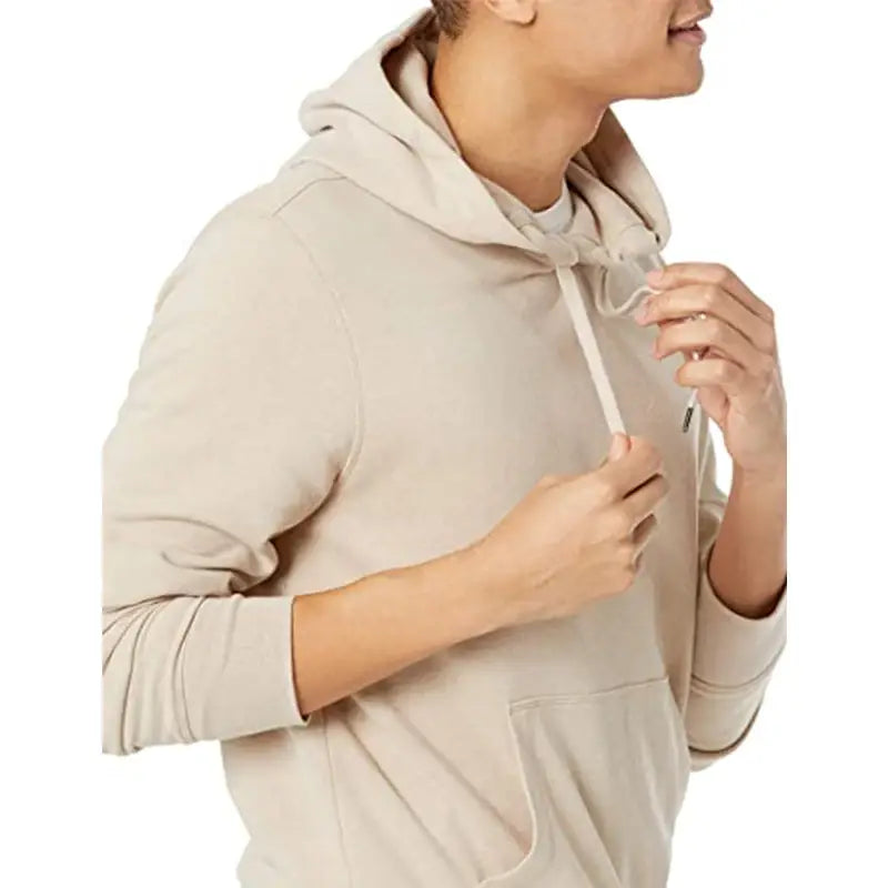 Beiger übergroßer Fleece-Pullover mit Kapuze für Herren mit Kapuze, passenden Kordelzügen und einer Fronttasche.