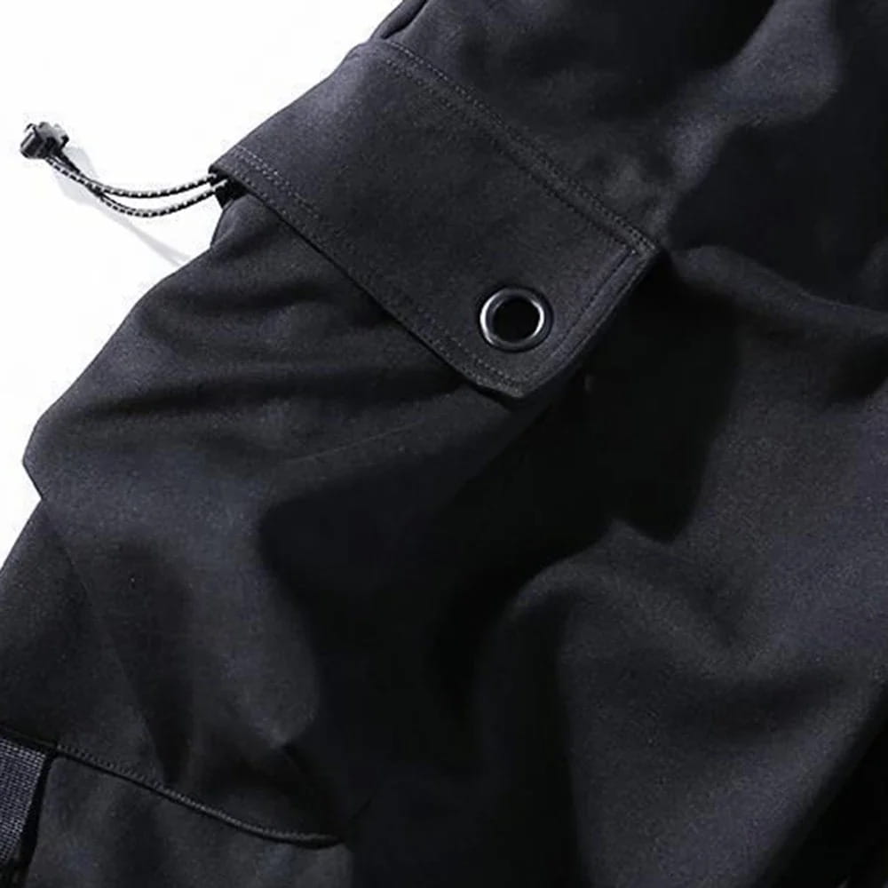 Herren schwarze Cargo-Jogginghosen aus Canvas-Material mit einer Kordeltasche mit Metallösen für ein lässiges Design mit mehreren Taschen.