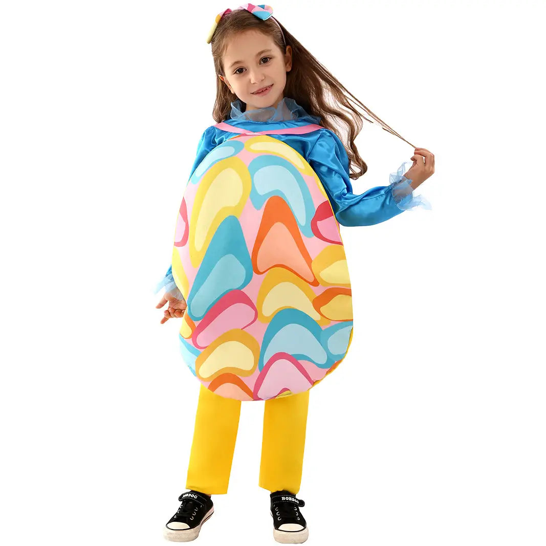 Ein Kind, das ein farbenfrohes Oster-Ei-Kostüm mit einem leuchtenden Pastell- und kräftigen Wirbelmuster in Pink, Gelb, Blau und Orange trägt, entworfen für die Nutzung bei Kinderpartys.