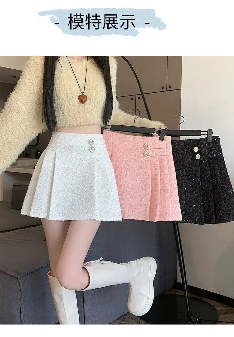 Drei Falten-Mini-Röcke in Weiß, Rosa und Schwarz mit funkelnder Bouclé-Textur und doppelten Knopfverschlüssen, einschließlich des rosa Bouclé-Falten-Minirocks.