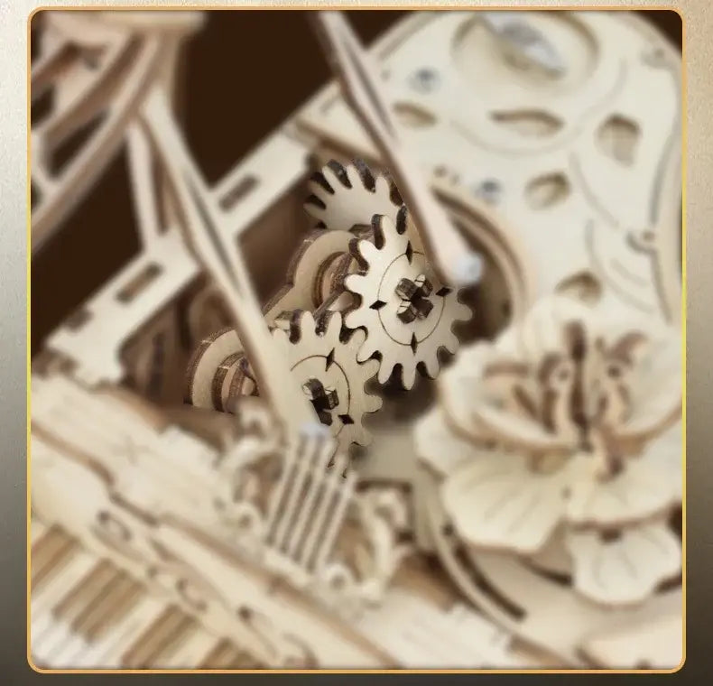 feine, helle Holzzahnräder mit detaillierten Ausschnitten und floralen Motiven in einem steampunk-inspirierten mechanischen Design für ein Klavier-Musikbox-3D-Holz-Puzzle-Bastelset