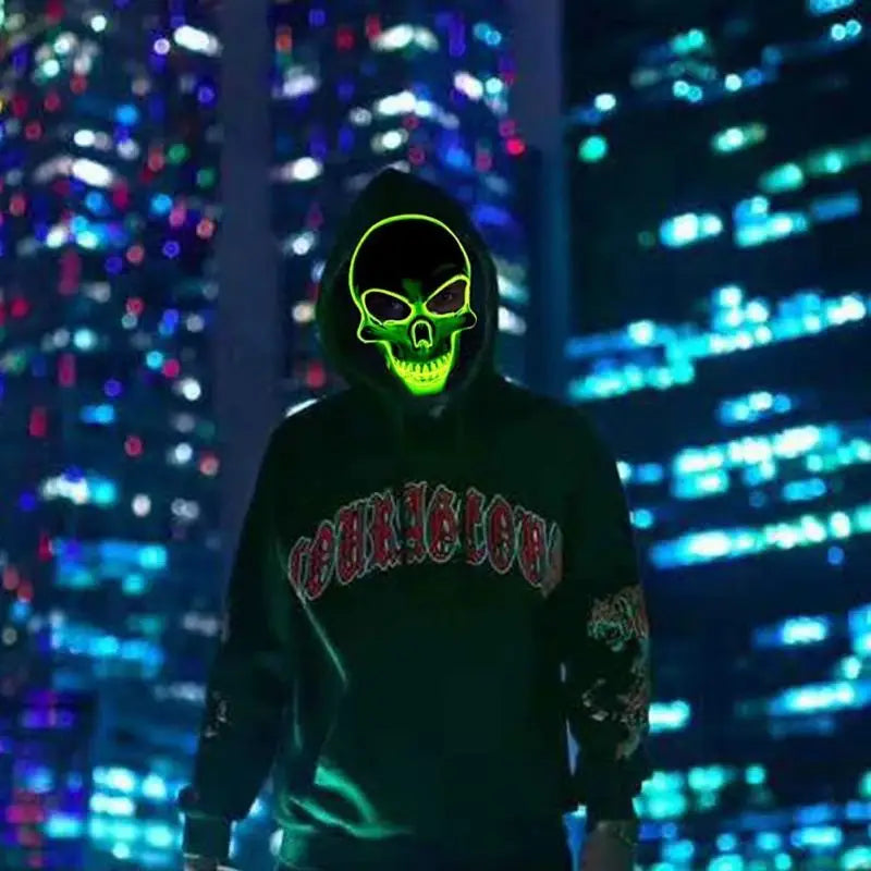Sudadera con capucha negra con disfraz de calavera de Halloween con máscara luminosa, que presenta una máscara de calavera de luz fría verde, letras rojas en el pecho e incluye un paquete de controlador