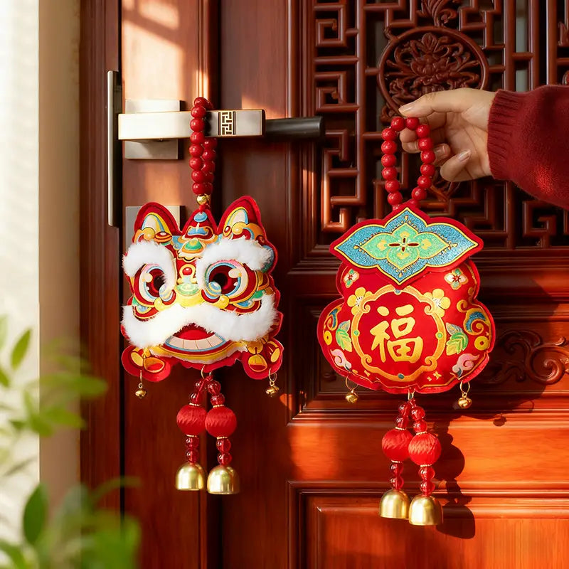 Chinesisches Neujahrsfest-Pferde-Anhänger-Ornament mit einem leuchtend roten, bestickten Chinesischen-Löwen-Design und Schriftzeichen „福“ als Türbehang mit goldenen Akzenten, flauschigem weißem Fellbesatz sowie herabhängenden roten Perlen und goldenen Glöckchen.