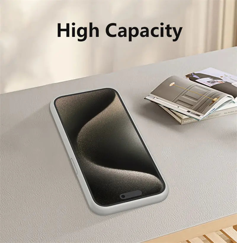 un estuche de cargador de batería mate gris claro, elegante y con textura sutil, diseñado para iPhone de todas las series, mostrado desde el reverso