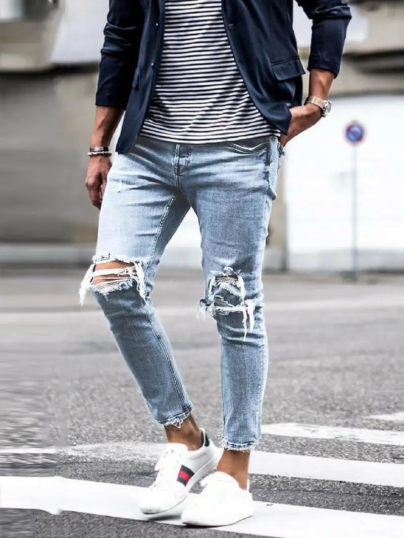 Herren-Distressed-Slim-Fit-Light-Wash-Denim-Jeans mit zerrissenen Knien und ausgefransten Säumen.