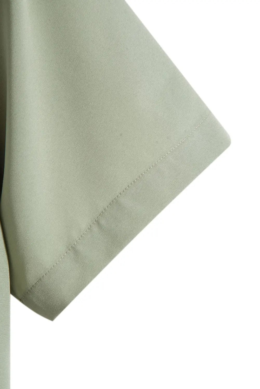 Chemise à manches courtes en vert sauge doux pour homme, décontractée, unie, pour la plage, avec ourlet cousu soigneusement.