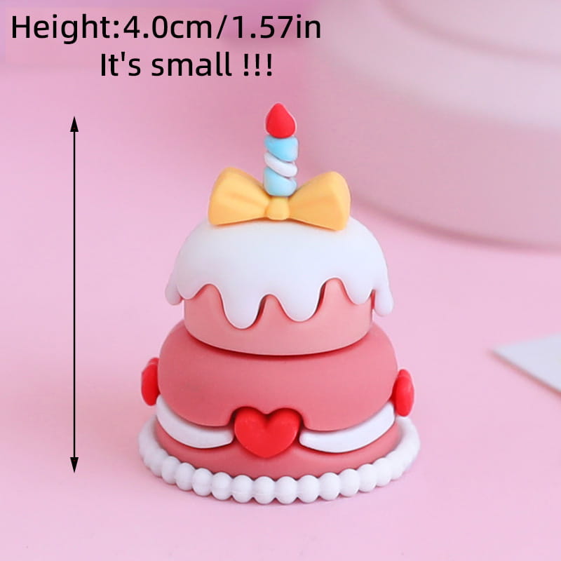 Sujet de gâteau pour couple en PVC rose à deux étages, en forme d’organisateur de bureau, avec glaçage blanc, un nœud jaune, des décorations en forme de cœur rouge et une bougie rayée de couleurs, conçu pour la décoration d’anniversaire de la Saint-Valentin.