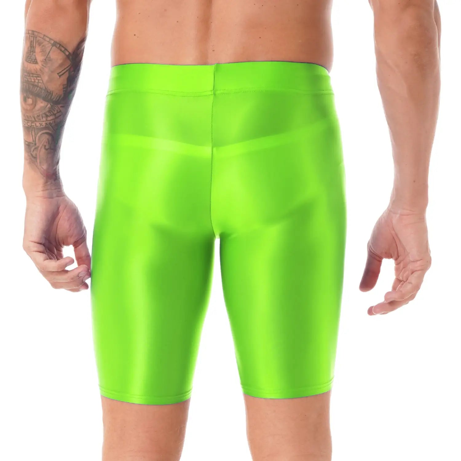 Shorts brillantes en verde neón, ajustados y con acabado brillante, combinados con una camiseta de compresión para hombre de manga larga y acabado brillante para uso atlético