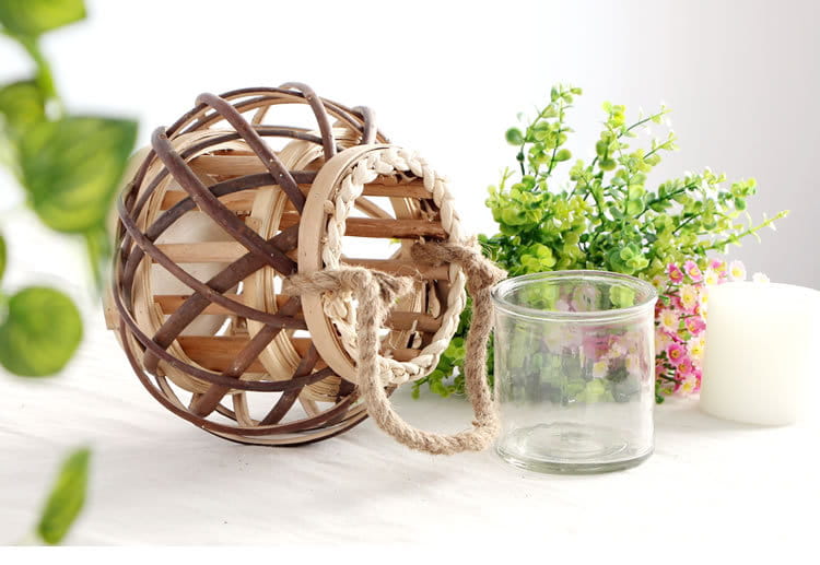 Porte-bougie en bambou tissé, en rotin beige et brun naturel, avec une poignée en corde tressée, pour la décoration intérieure du domicile et l’usage comme support à bougie.