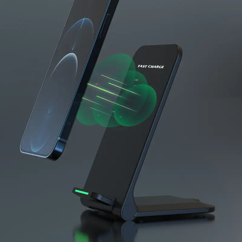 緑色のLEDインジケーターおよびType C充電ポートを搭載したブラックの30W高速ワイヤレス充電器で、表面に「ワイヤレス充電」および「ファストチャージ」表記を備えています。