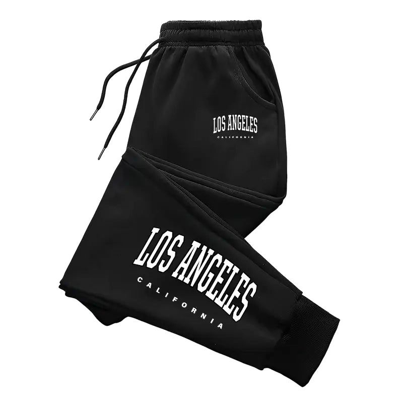 sweatpants imprimés Los Angeles pour hommes en noir avec lettrage « Los Angeles, Californie » blanc sur la jambe et la ceinture, fabriqués dans une matière confortable pour un usage décontracté