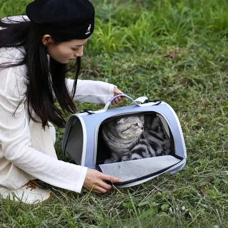 Sac bandoulière de transport pour animaux en maille respirante bleu clair et gris, avec poignée souple et côtés ventilés pour un transport confortable.