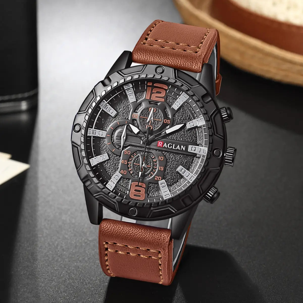 Montre à quartz pour homme avec chronographe, en cuir, avec un design noir et marron type raglan, un cadran texturé, un bracelet en cuir et des accents à tons argentés.