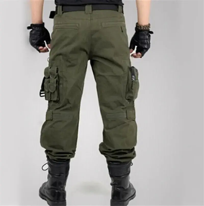 Herren-Tactical-Cargo-Hosen aus Olivgrüner Baumwolle mit mehreren Taschen und verstärkter Steppnaht für Langlebigkeit.
