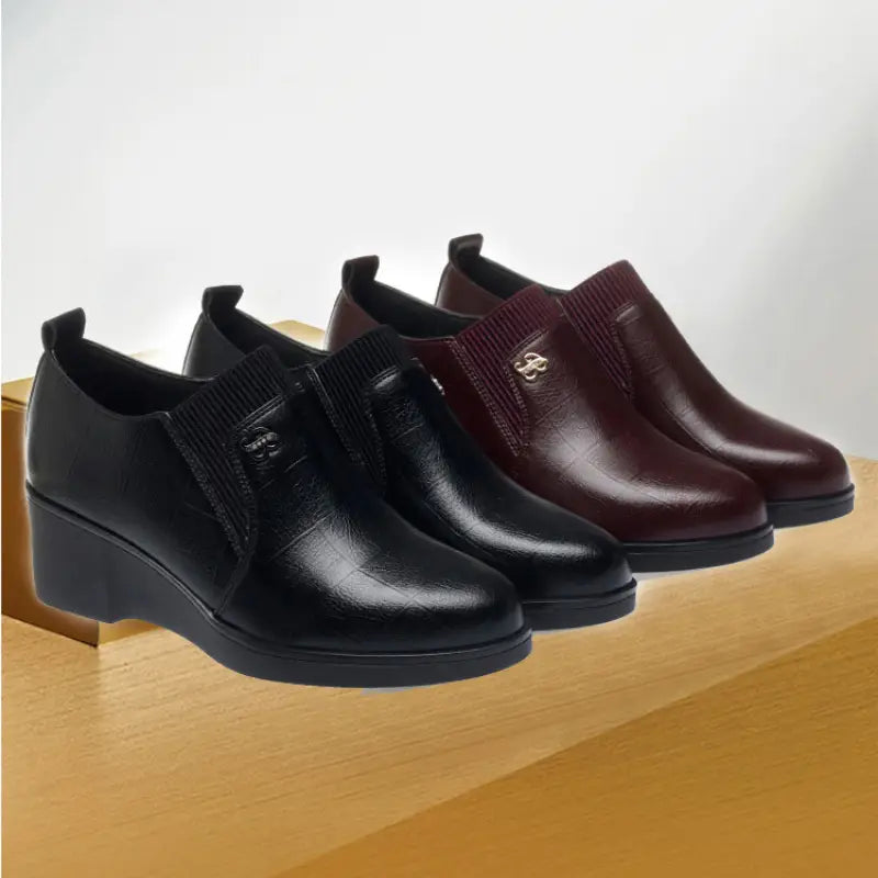 bottines à talon compensé en cuir pour femmes, de couleur noire et bordeaux, avec un détail de bride à enfiler texturé pour un port décontracté.