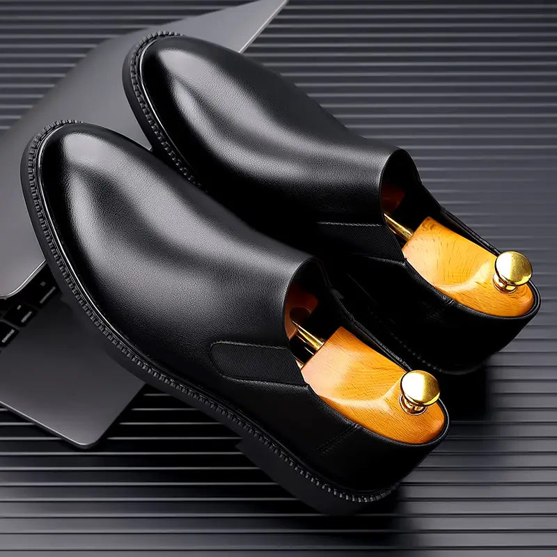 Chaussures habillées à enfiler en cuir pour hommes, noires, avec semelles intérieures en bois et embouts métalliques couleur or.