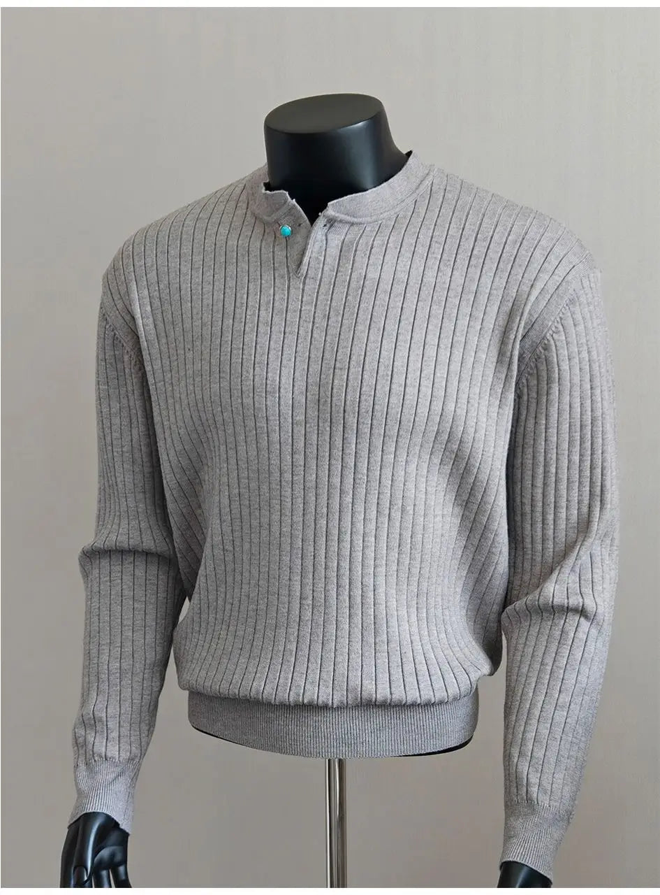 Herren-Rippstrickpullover in Grau mit hochstehendem Kragen und einem einzelnen türkisfarbenen Knopf am Halsausschnitt für einen lässigen Look.